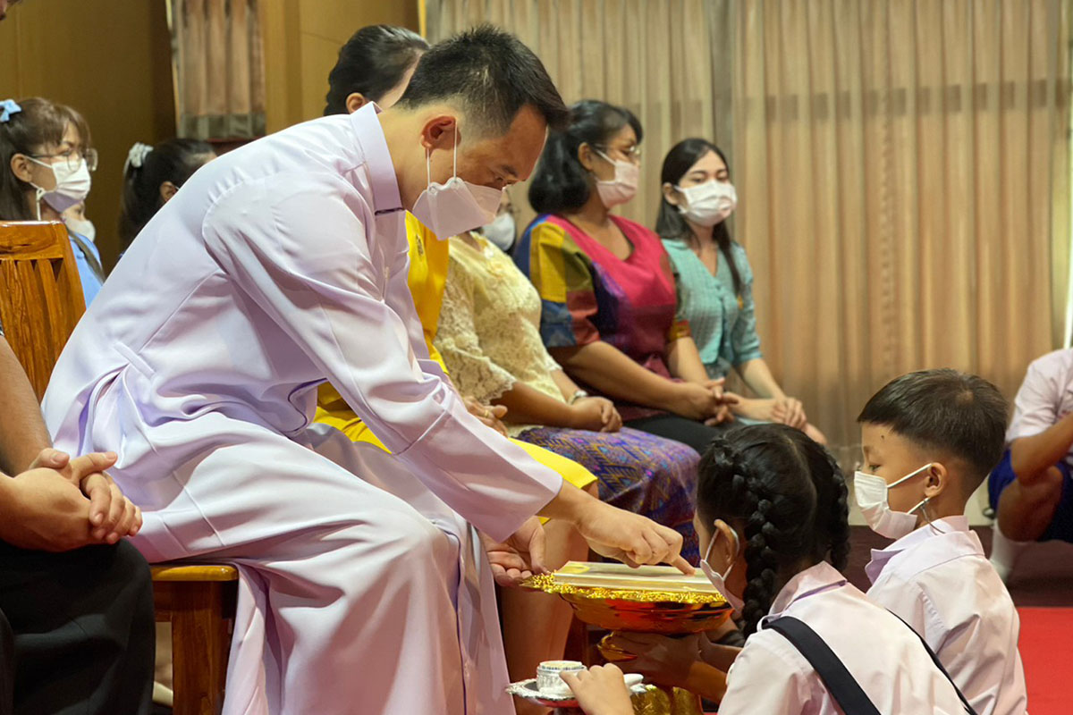 Image บาทหลวงนันทพล สุขสำราญ ผู้อำนวยการโรงเรียน เป็นประธานในพิธีไหว้ครู ประจำปีการศึกษา 2566
