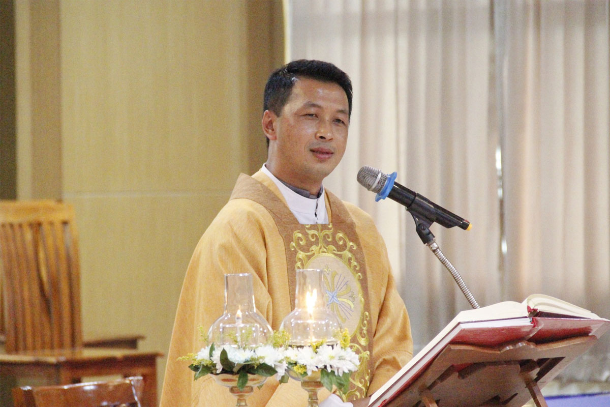 Image บาทหลวงอภิชิต ชินวงค์  ผู้อำนวยการศูนย์สังคมพัฒนา สังฆมณฑลจันทบุรี เป็นประธานในพิธีมิสซาบูชาขอบพระคุณ เปิดปีการศึกษา 2566